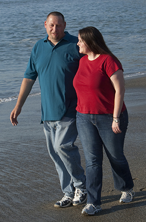 Pareja caminando por la playa.